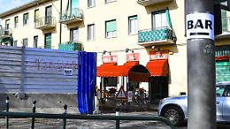 Il cantiere nasconde i negozi, su recinzioni e pali spuntano i cartelli per trovarli