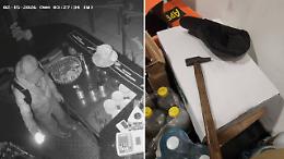 Col martello sfonda la vetrina e ruba nel bar di Mirafiori, ma la polizia lo arresta subito