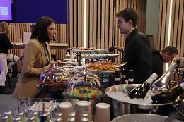 Drink, djset, cibo e coccole fra le star del basket: viaggio nella Live Lounge delle Final Eight