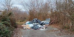Alpignano, Rifiuti speciali scaricati in strada, scoperto il responsabile