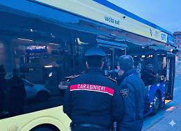 Si accascia alla fermata del bus: salvato dai carabinieri