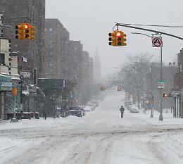 New York in stato di emergenza: la bufera di neve blocca aerei e scuole