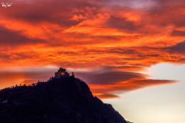 Cielo rosso sopra la Sacra di San Michele: il tramonto che ha acceso la Val Susa