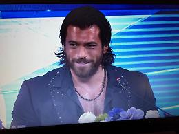  Can Yaman, Sandokan arriva a Sanremo ed &egrave; subito show, in un italiano perfetto. Stasera la carrambata con Kabir Bedi