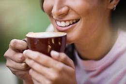  &Egrave; meglio lavarsi i denti prima o dopo il caff&egrave;? La guida per non macchiare il sorriso