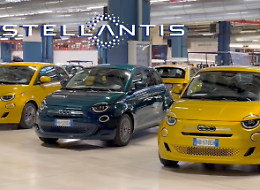 Auto in Europa, gennaio frena ma l&rsquo;elettrico accelera: Stellantis riparte (+6,7%) e recupera in Borsa