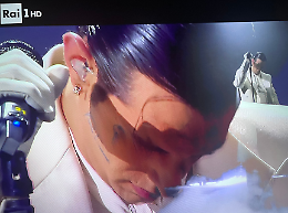 Tutti in lacrime: esibizione da brividi di Achille Lauro