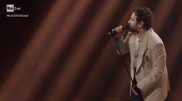 Perch&eacute; Tommaso Paradiso ha la mano fasciata a Sanremo? Ecco cosa &egrave; successo