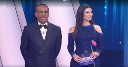 Fiori, musica e... scivoloni. E' iniziato Sanremo 2026! 