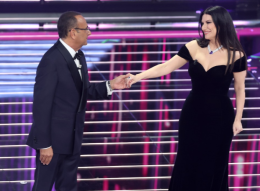 Fiori, musica e... scivoloni. E' iniziato Sanremo 2026! 