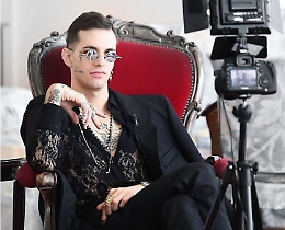 Achille Lauro e l'omaggio alle vittime di Crans Montana con la sua "Perdutamente"