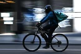 Deliveroo sotto controllo giudiziario: paghe da fame per migliaia di rider