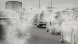 Peggiora l'inquinamento dell'aria, il semaforo antismog sale al livello rosso. Stop ai veicoli diesel