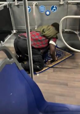 Torino, preghiera del ramadan su un bus Gtt