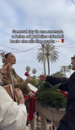Sanremo 2026, Samurai Jay fa una serenata e regala rose rosse a Bel&eacute;n Rodr&iacute;guez