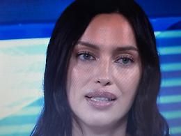 Irina Shayk: la donna pi&ugrave; bella del mondo entra nella sala stampa di Sanremo e Carlo Conti si soglie (GUARDA IL VIDEO)