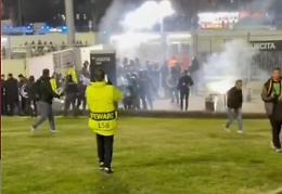 Juve-Galatasaray, turchi lanciano petardo verso i bianconeri: feriti pap&agrave; e figlia