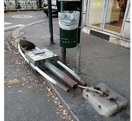 Piazza Sabotino, segnalata una palina telefonica della stazione taxi in condizioni di rischio