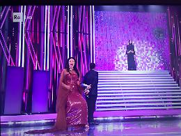 Tutti pazzi per lei: l'eleganza della top model a Sanremo