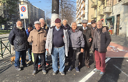 Lingotto, panchine tolte dopo 40 anni: anziani in protesta (ma qualcuno non le vuole)