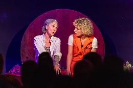 Ritorna a Torino "Il funerale di mia madre": lo spettacolo che trasforma il lutto in ironia tagliente