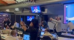 E' lui il vero vincitore: tutta la sala stampa Lucio Dalla balla - IL VIDEO