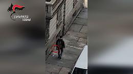 Torino, filma un ladro dal terrazzo di casa e lo fa arrestare