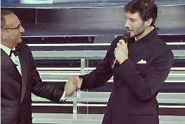E' ufficiale: Stefano De Martino condurr&agrave; Sanremo 2027, passaggi di consegne all'Ariston