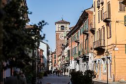 Chivasso,  90enne cade in via Borla, polemiche sulla sicurezza e sulle strade dissestate