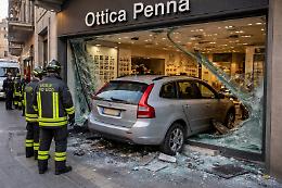 Alba, auto finisce dentro l&rsquo;Ottica Penna in piazza Ferrero: accertamenti in corso