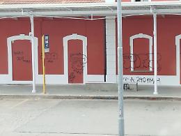 Castellamonte, il muro della ex stazione appena ripulito &egrave; gi&agrave; imbrattato: rabbia e domande
