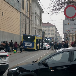 Incidente in via Accademia Albertina: coinvolti autobus, auto e due pedoni, due bambini in ospedale