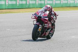 Bagnaia, debutto amaro in Thailandia: soffre l'ultimo anno in Ducati mentre l'Aprilia gi&agrave; vola verso il futuro