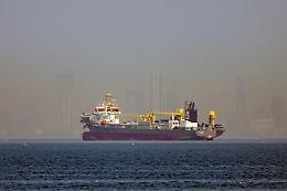 Hormuz nel mirino: con la guerra in Iran il mondo trema per il petrolio