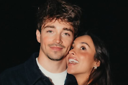 Leclerc ha sposato Alexandra...
Poi via su una Rossa fiammante