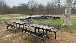 Nichelino, incendio doloso al parco del Boschetto: distrutta una casetta dei rifiuti