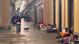 I portici del centro trasformati in un dormitorio a cielo aperto