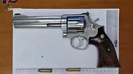 Biella, aggredisce la figlia e nasconde un&rsquo;arma in casa: 49enne arrestato