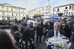 Funerali a Nola per il piccolo Domenico, presente anche il premier Meloni