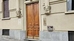 Hai mai notato quella &ldquo;R&rdquo; sui palazzi di Torino? Ecco cosa racconta davvero