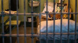 Carcere di Torino, detenuto aggredisce due agenti con stampelle e calci