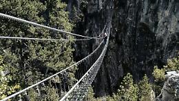 Ponte Tibetano di Cesana Claviere: l&rsquo;avventura sospesa tra le spettacolari Gorge di San Gervasio