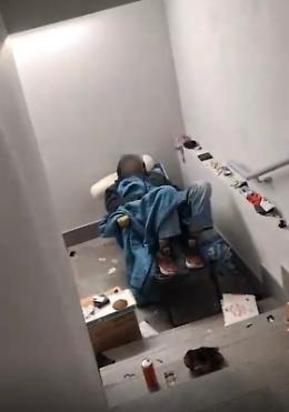 Segnalazione degli studenti a Palazzo Nuovo: &laquo;Un senzatetto dorme nei bagni dell&rsquo;auditorium&raquo;