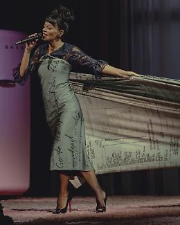 La cantante Lily Allen esibisce le prove dell'infedelt&agrave; dell'ex marito durante il tour