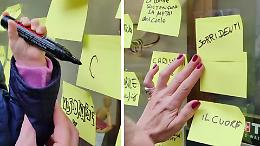 &ldquo;Le donne sono&hellip; Continua tu&rdquo;: via Vanchiglia si riempie di post-it per l&rsquo;8 marzo