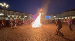 Fal&ograve; in piazza Vittorio e muri imbrattati per il corteo di Non una di Meno