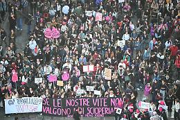 Non Una Di Meno invade Torino: il corteo attraversa il centro per l'8 marzo