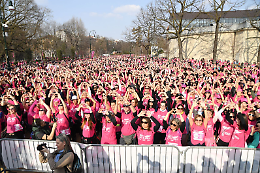 Da Torino a Parigi, corre la solidariet&agrave;: cos&igrave; "Just The Woman I Am" diventa internazionale