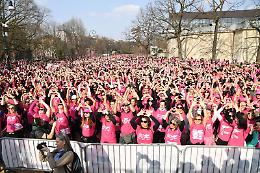 Un fiume di rosa: record di torinesi in corsa per la lotta al cancro