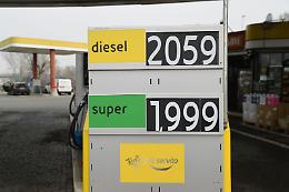 Il petrolio vola a 99 dollari al barile, pronto il ricorso alle riserve strategiche